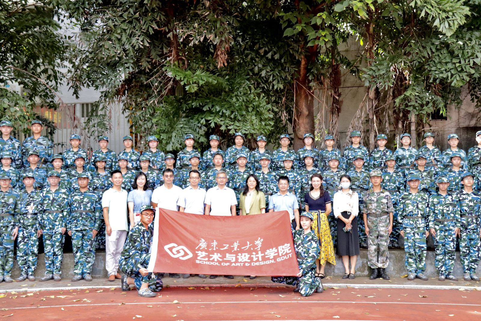迷彩“艺”季1：承领导关怀，壮新生志气——校领导亲切慰问永利皇宫赌场(中国)官方网站
军训新生